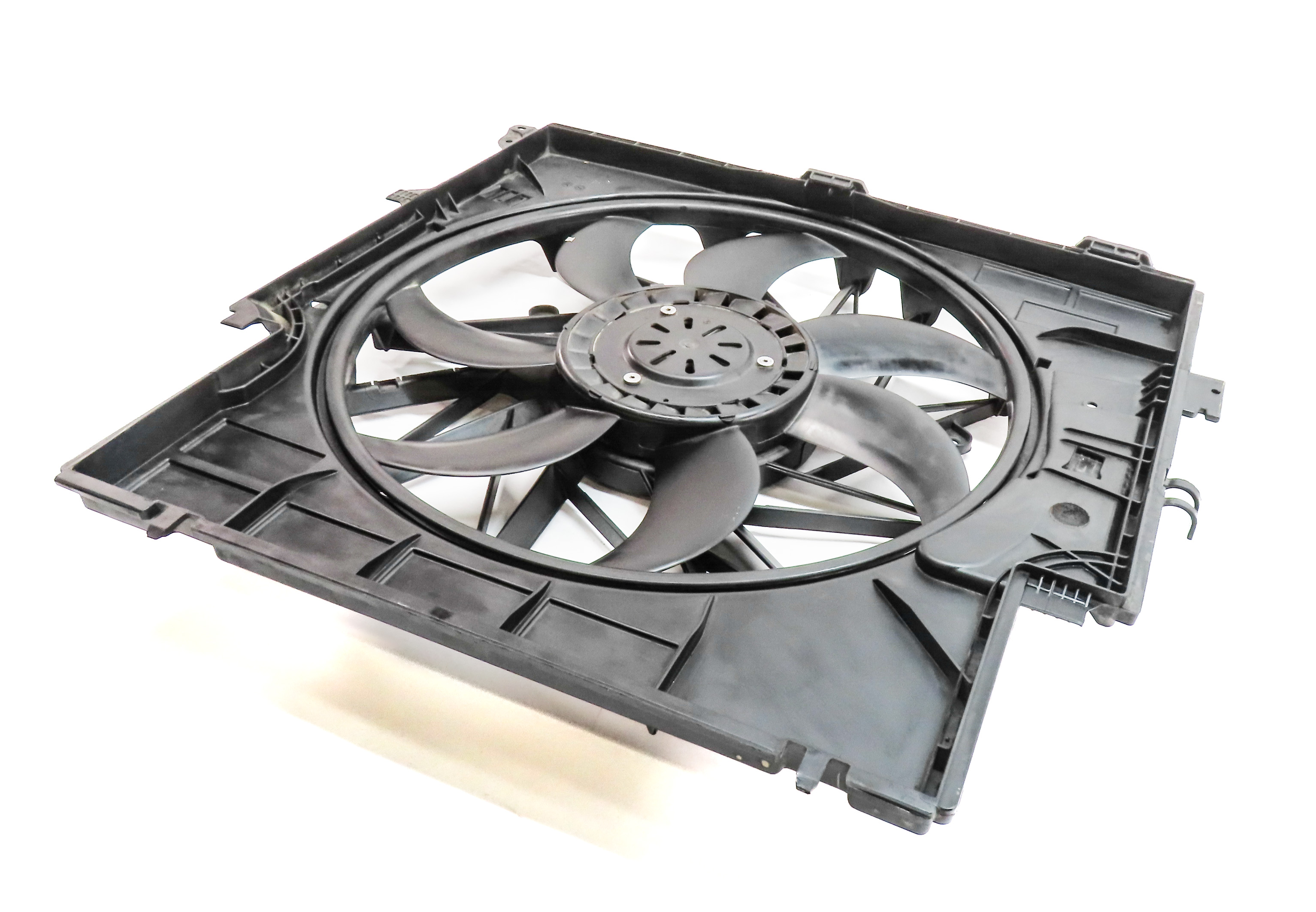 13-18 BMW X3 X4 (F25 F26) 2.0L N20 TURBO ENGINE RADIATOR COOLING FAN w/ SHROUD — exact item pictured